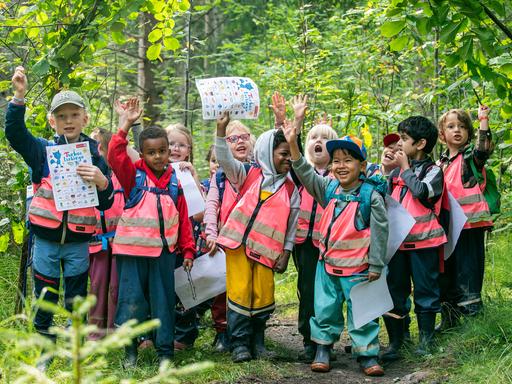 Eine Gruppe Kindergartenkinder spielen im Wald Eine Gruppe Kindergartenkinder spielen im Wald