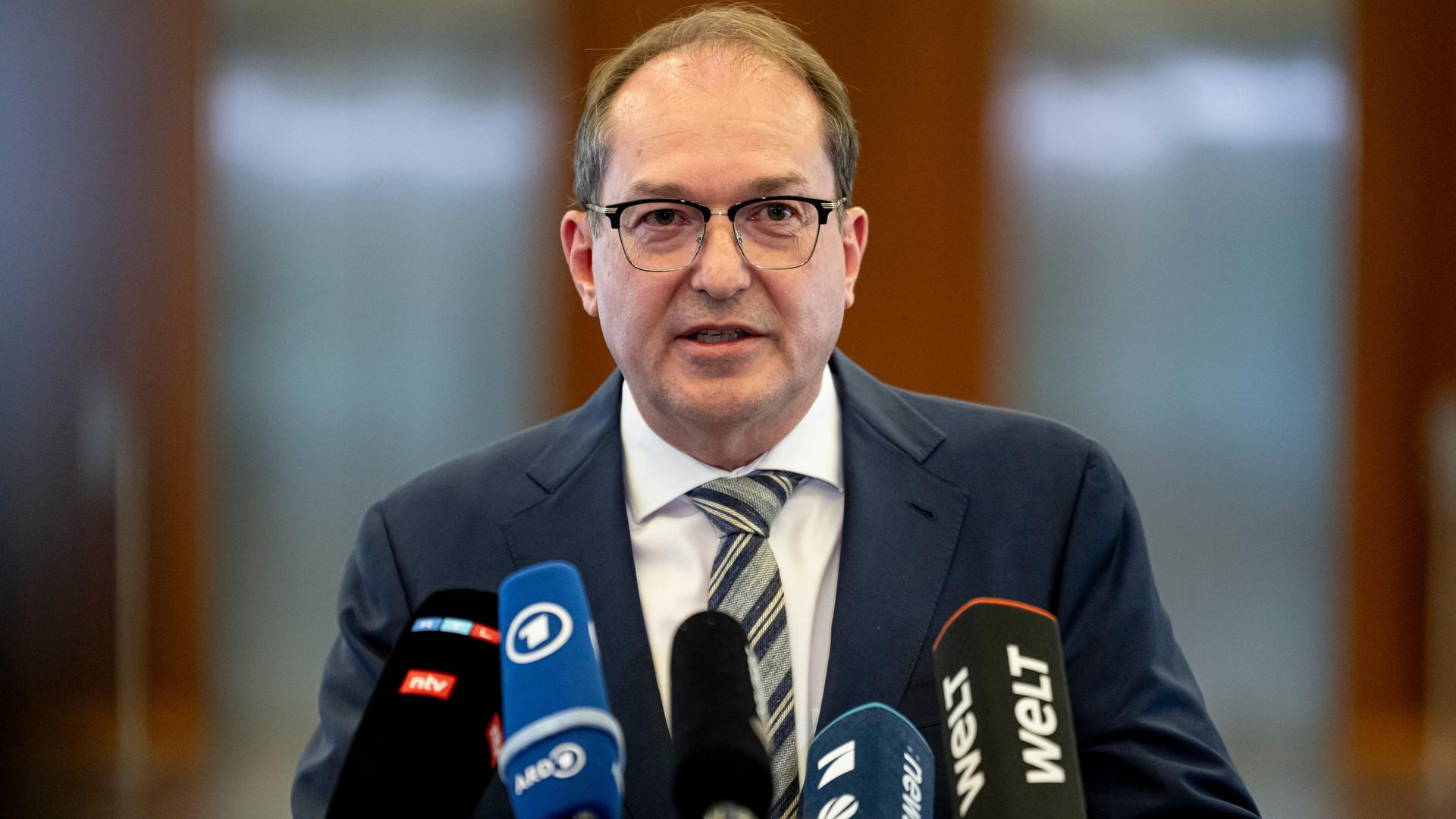 Berlin: Alexander Dobrindt (CSU), Bundesinnenminister, gibt ein Pressestatement. 