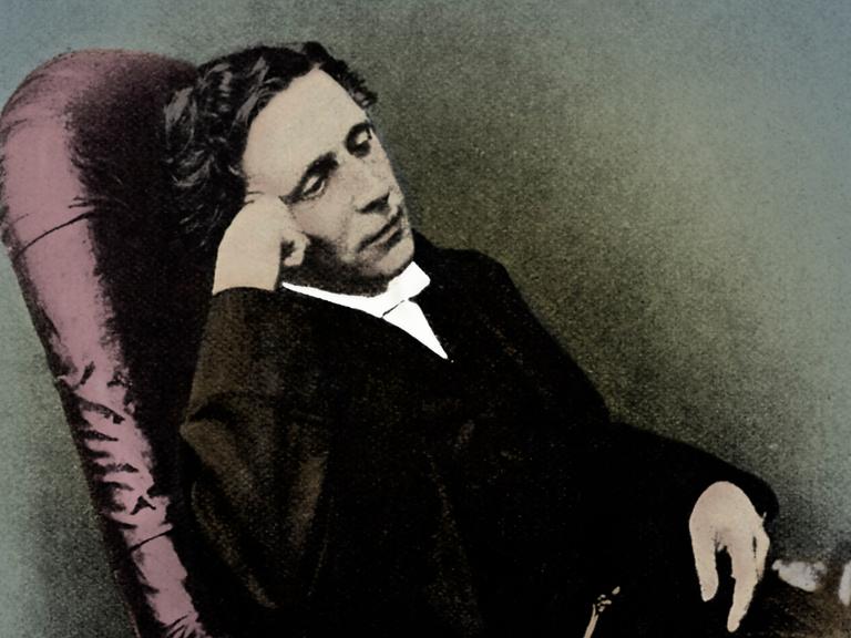 Nachkolorierte Portraitaufnahme von Lewis Carroll (27. Januar 1832 - 14.Januar 1898) Gedanken verloren in einem Sessel sitzend mit der rechten Hand an der Schläfe.