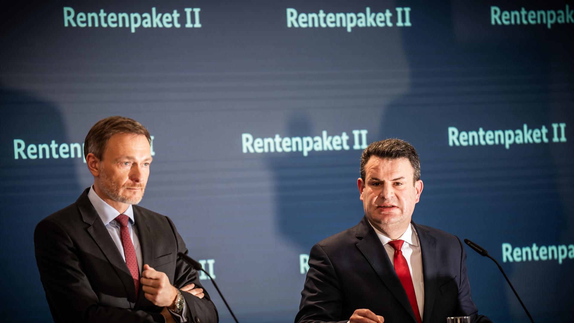 Hubertus Heil (SPD), Bundesminister für Arbeit und Soziales, spricht neben Christian Lindner (FDP), Bundesminister der Finanzen, bei einem Pressestatement zum geplanten Rentenpaket II.