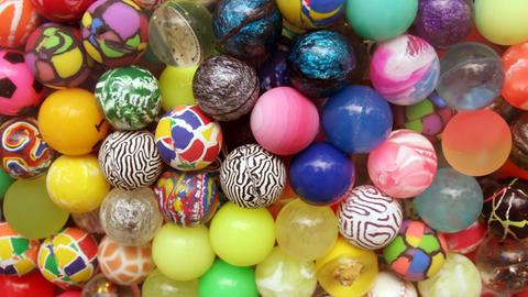Viele bunte Flummis auf einem Haufen. 