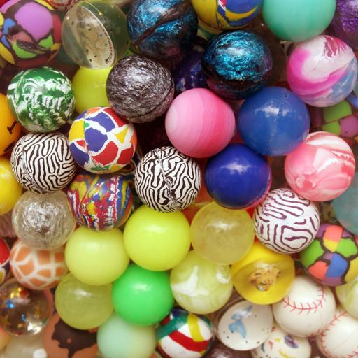 Viele bunte Flummis auf einem Haufen. 