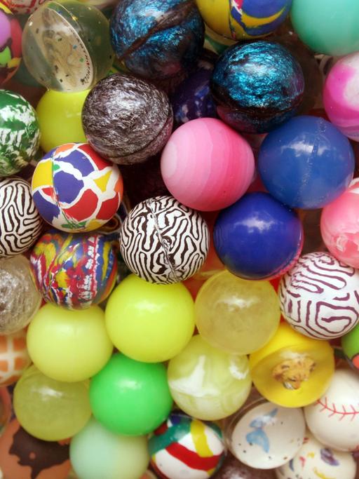 Viele bunte Flummis auf einem Haufen. 