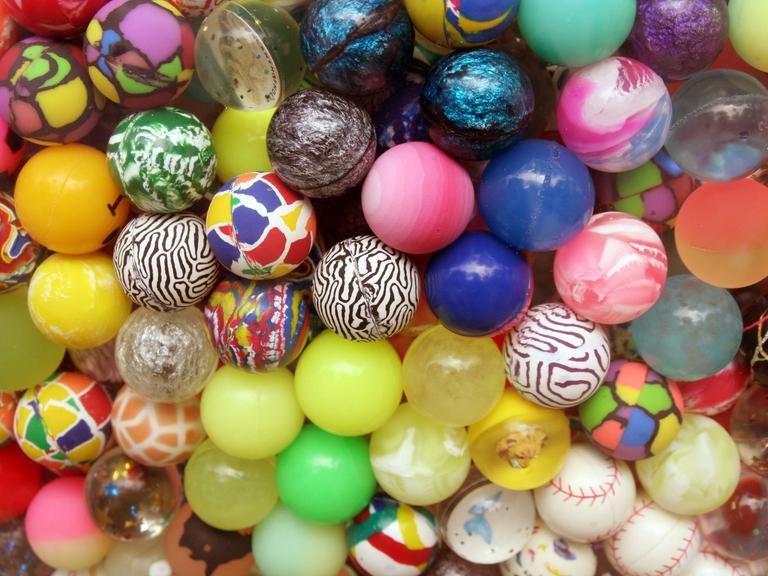 Viele bunte Flummis auf einem Haufen. 