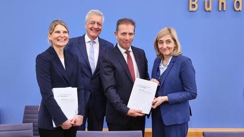 Das Bild zeigt Mitglieder der Expertenkommission für die Reform der Krankenkassenfinanzen und Gesundheitsministerin Warken.