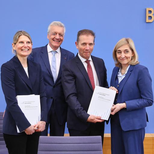 Das Bild zeigt Mitglieder der Expertenkommission für die Reform der Krankenkassenfinanzen und Gesundheitsministerin Warken.