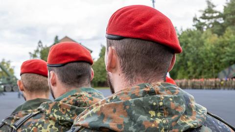 Appell der Deutschen Bundeswehr in der Mainfranken-Kaserne in Volkach: Soldaten in Tarnuniform und roten Baretten stehen in einer Reihe 