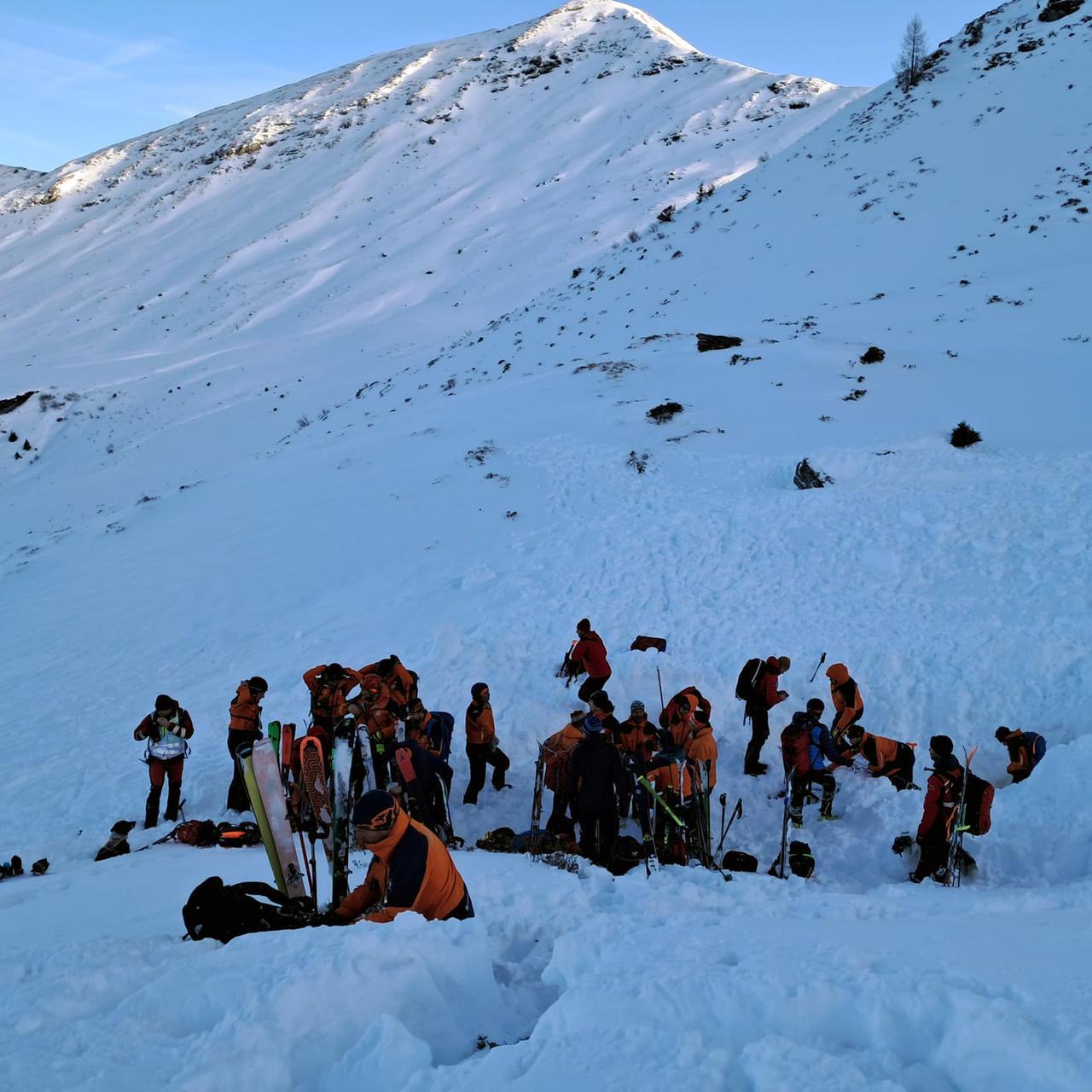 Rettungskräfte bei einem Lawinenabgang am Finsterkopf im österreichischen Großarltal. 