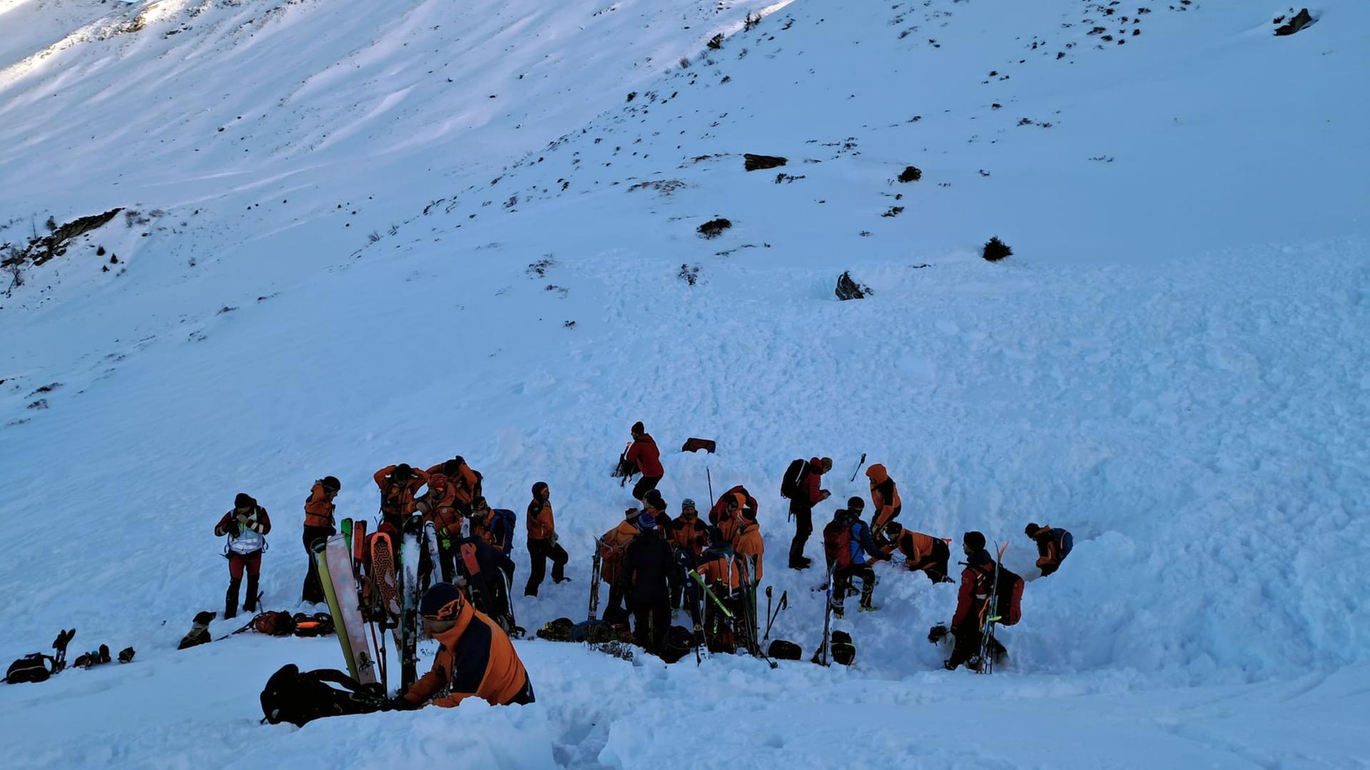 Rettungskräfte bei einem Lawinenabgang am Finsterkopf im österreichischen Großarltal. 