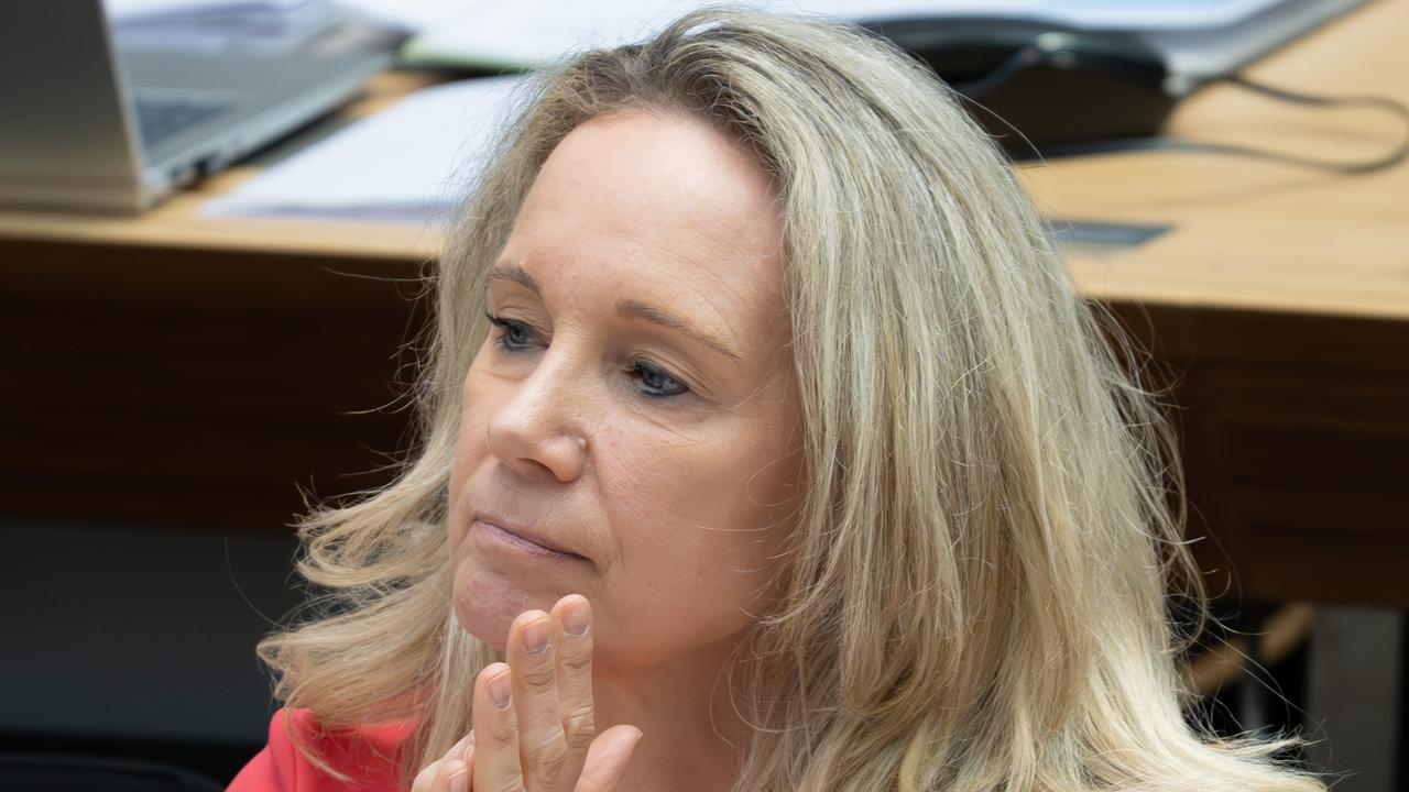 Berlin: Sarah Wedl-Wilson (parteilos) sitzt im Berliner Abgeordnetenhaus an ihrem Platz.