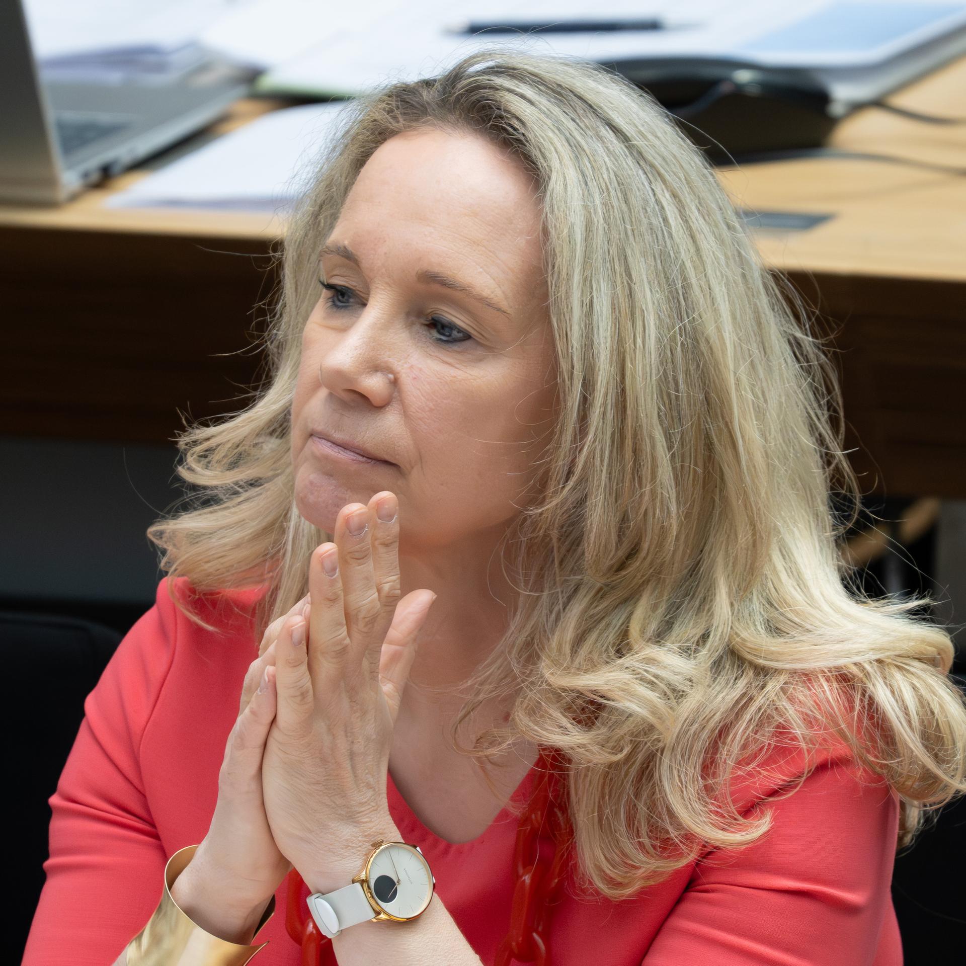 Berlin: Sarah Wedl-Wilson (parteilos) sitzt im Berliner Abgeordnetenhaus an ihrem Platz.