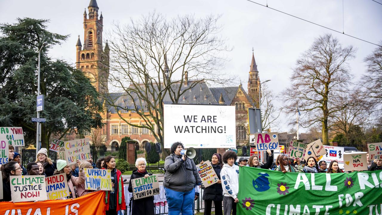 Eine Gruppe internationaler Aktivisten demonstriert vor dem Internationalen Gerichtshof in Den Haag.