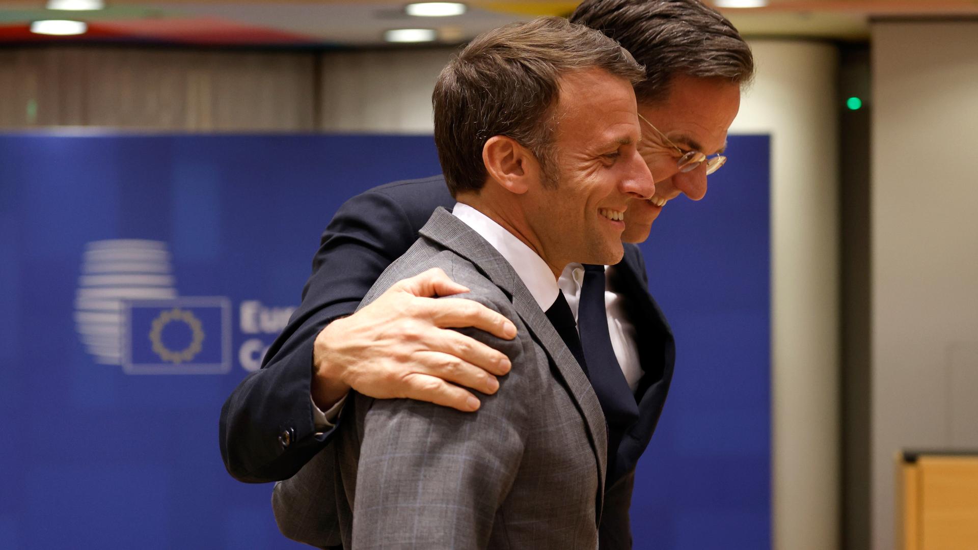 Frankreichs Präsident Macron und der niederländische Ministerpräsident Rutte beim EU-Gipfel in Brüssel
