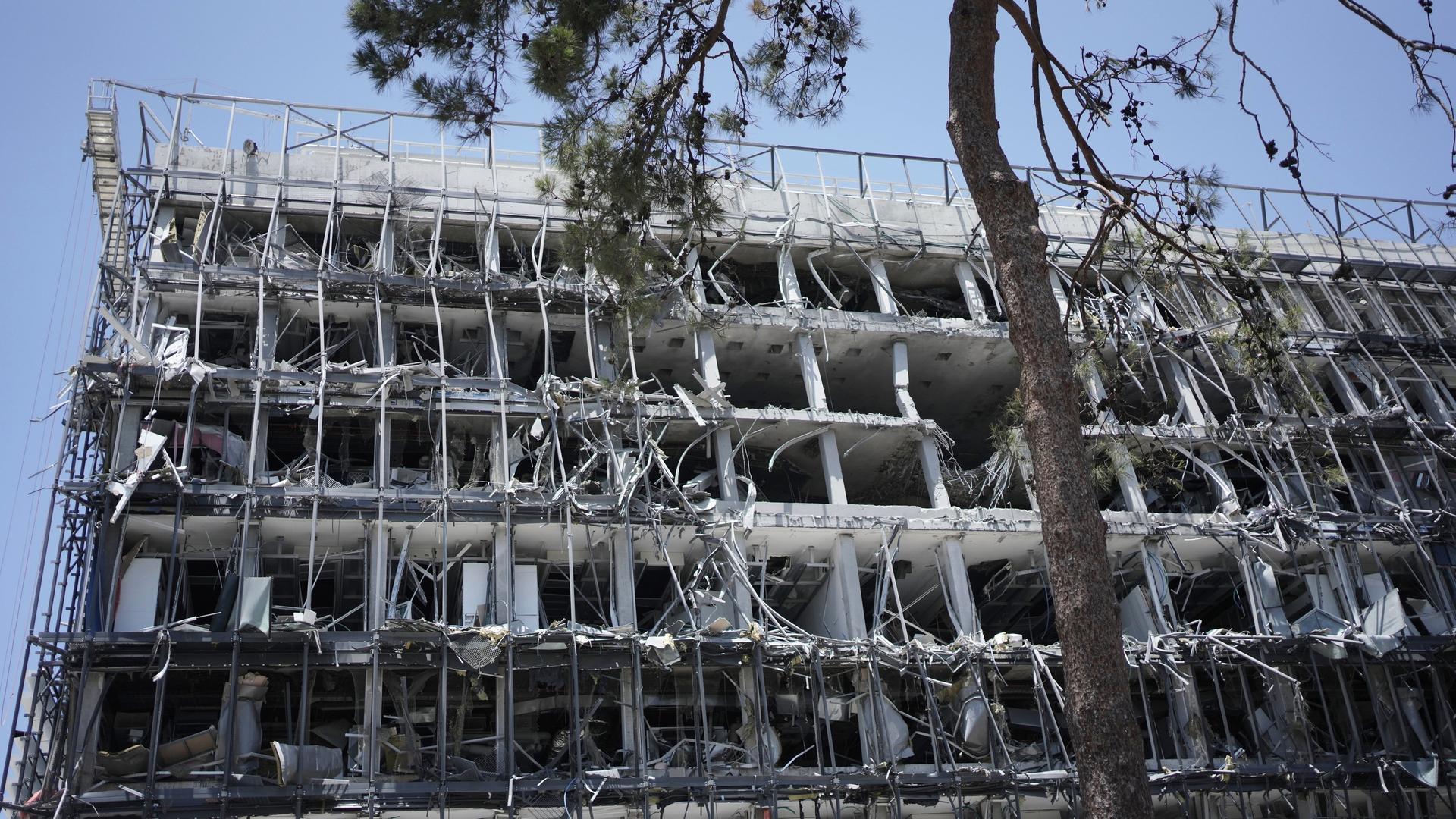 Zu sehen ist ein ausgebranntes Gebäude einer Forschungseinrichtung in der israelischen Stadt Rehovot Zu sehen ist ein ausgebranntes Gebäude einer Forschungseinrichtung in der israelischen Stadt Rehovot