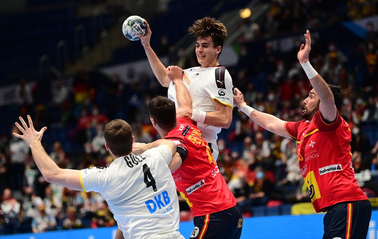 Slowakei, Bratislava: Handball, EM, Hauptrunde, Gruppe 2, 1. Spieltag, Deutschland - Spanien: Deutschlands Julian Köster (2.v.r) versucht sich gegen die spanische Abwehr durchzusetze