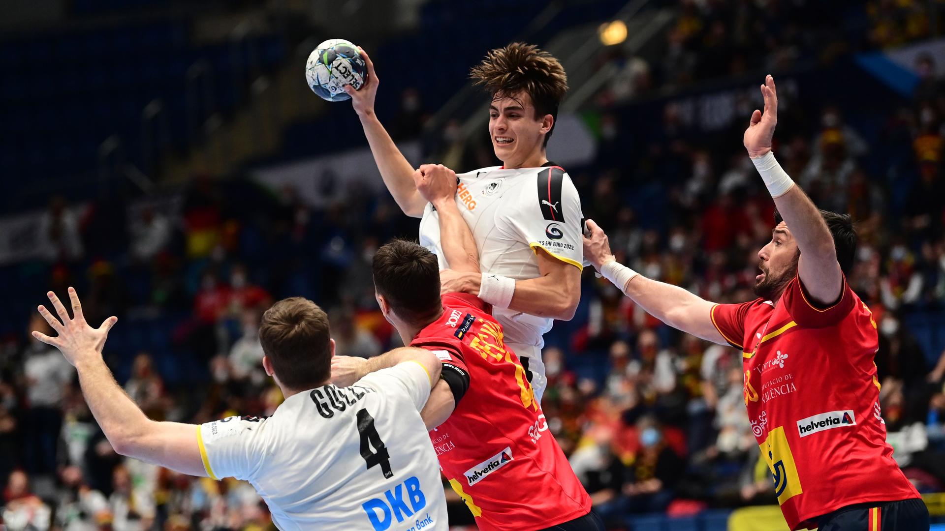 Slowakei, Bratislava: Handball, EM, Hauptrunde, Gruppe 2, 1. Spieltag, Deutschland - Spanien: Deutschlands Julian Köster (2.v.r) versucht sich gegen die spanische Abwehr durchzusetze