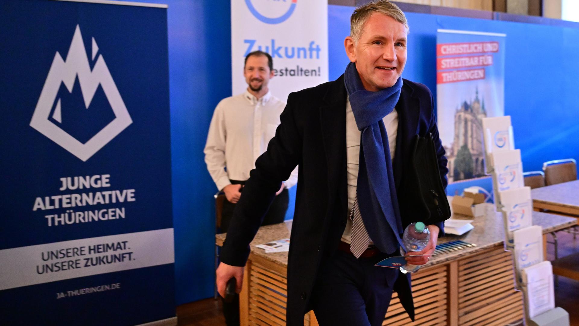 Thüringens AfD-Landeschef Björn Höcke steht vor einem Stand der Jungen Alternativen, der Jugendorganisation der Partei.