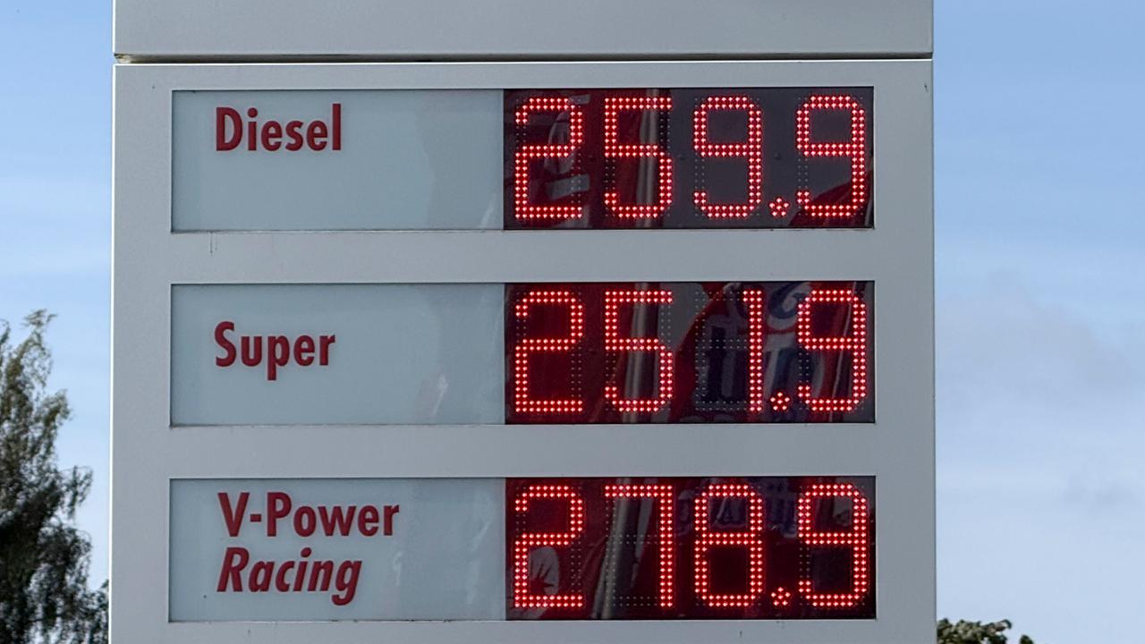 Eine Benzinpreis-Anzeige an einer Tankstelle zeigt Mitte September 2026 die Preise für Diesel, Super und V-Power an.