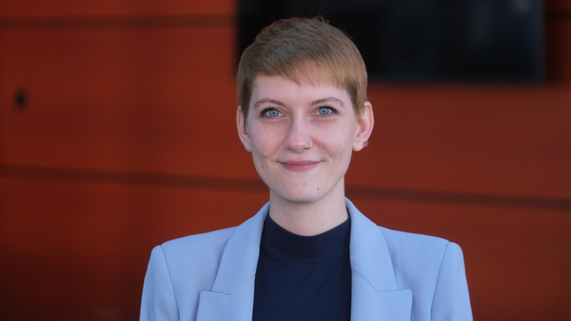 Das Foto zeigt die neue Queer-Beauftragte der Bundesregierung, Sophie Koch.