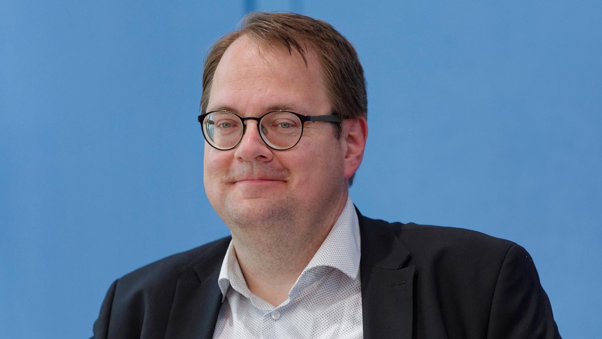 Sören Pellmann bei der Vorstellung des Jahresberichts des Petitionsausschusses des Bundestags am 26. Juni 2024. Er trägt eine Brille, hat das helle Hemd einen Knopf offen unterm dunklen Sakko.