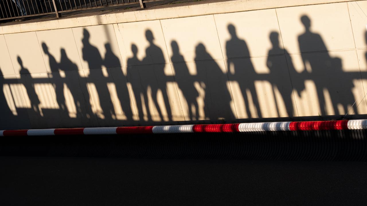 Silhouetten von Zuschauern einer Veranstaltung des Bürgerfestes zum Tag der Deutschen Einheit 2026 in Bremen über einem rot-weißen Absperrband. 
