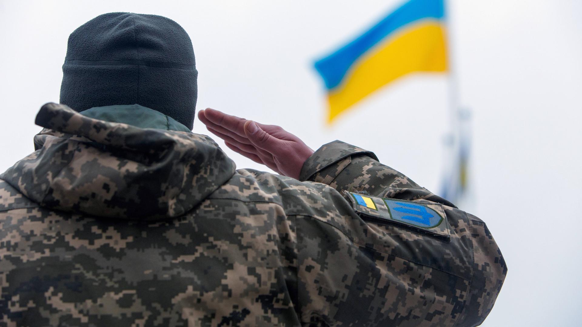 Ein ukrainischer Soldat salutiert: Man dürfe den Ernst der Lage nicht unterschätzen, sagt der ehemalige deutsche Botschafter in Moskau.