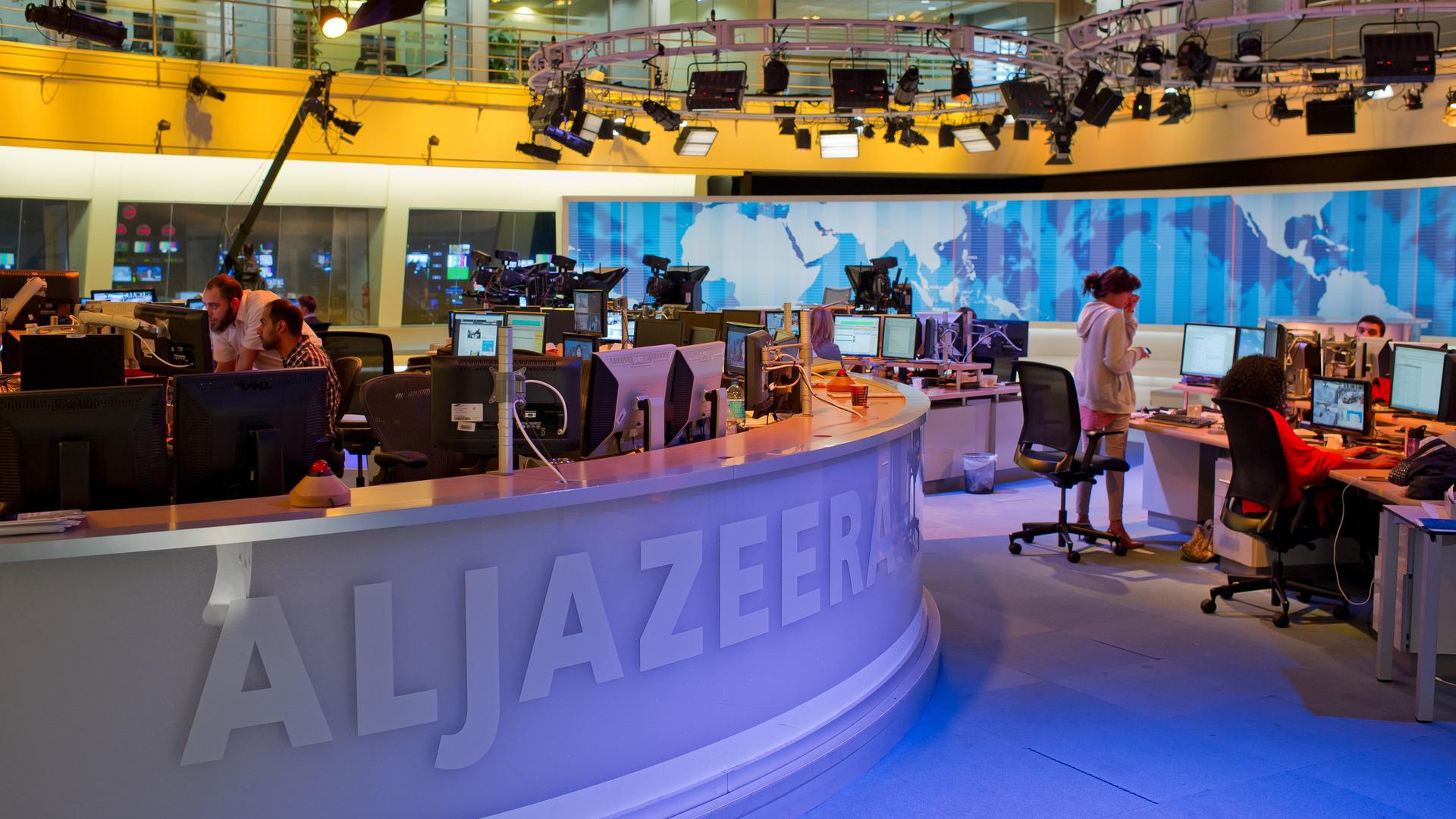 Journalisten in einem Newsroom in der Zentrale des arabischen Nachrichtensenders Al Jazeera in Doha.