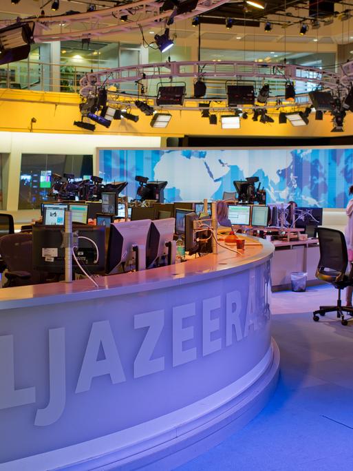 Journalisten in einem Newsroom in der Zentrale des arabischen Nachrichtensenders Al Jazeera in Doha.