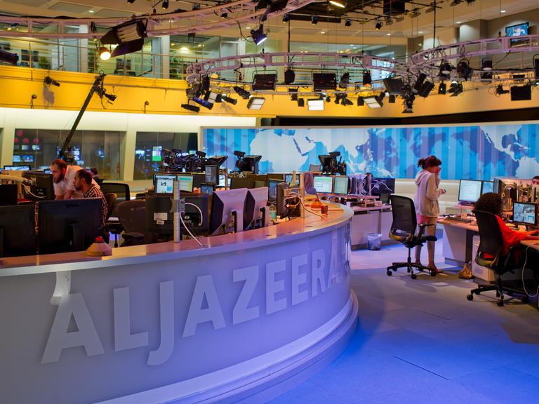 Journalisten in einem Newsroom in der Zentrale des arabischen Nachrichtensenders Al Jazeera in Doha.