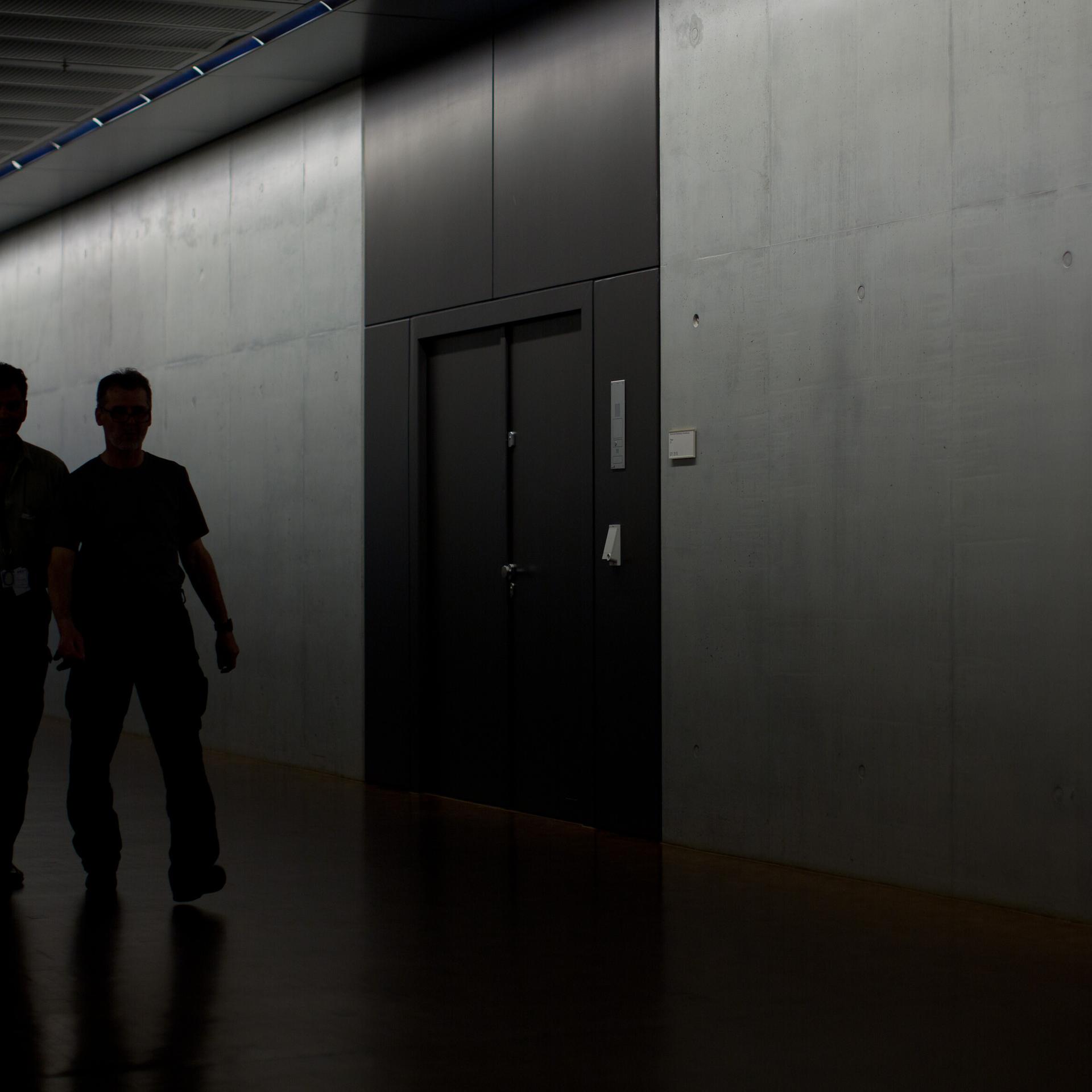 Zwei Männer gehen während einer Sondersitzung des Parlamentarischen Kontrollgremiums (PKGr) im Bundestag in Berlin am Sitzungssaal im Keller des Deutschen Bundestags vorbei.