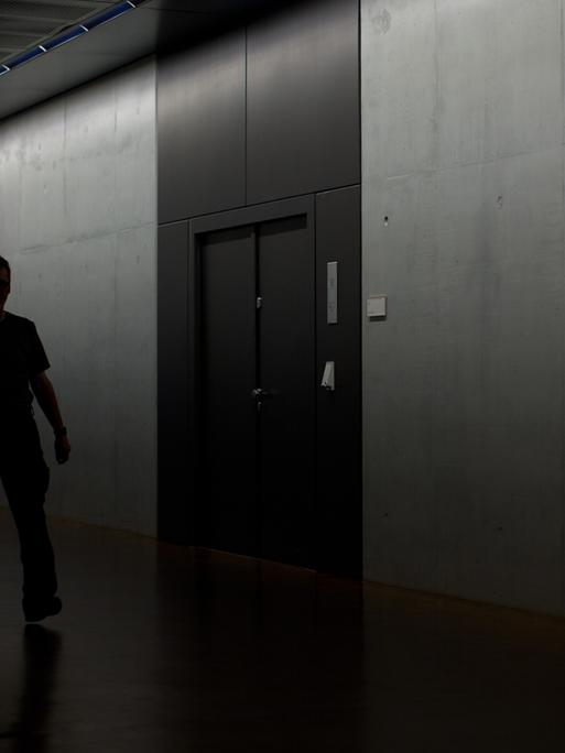 Zwei Männer gehen während einer Sondersitzung des Parlamentarischen Kontrollgremiums (PKGr) im Bundestag in Berlin am Sitzungssaal im Keller des Deutschen Bundestags vorbei.