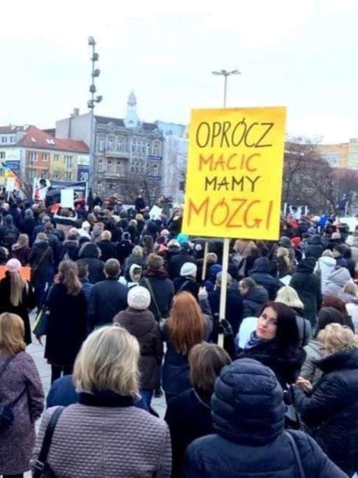 Frauen unterschiedlichen Alters gehen gegen das Abteribungsverbot in einer polnischen Stadt auf die Straße. Auf einem Schild steht: "Außer einer Gebärmutter haben wir auch ein Gehirn".