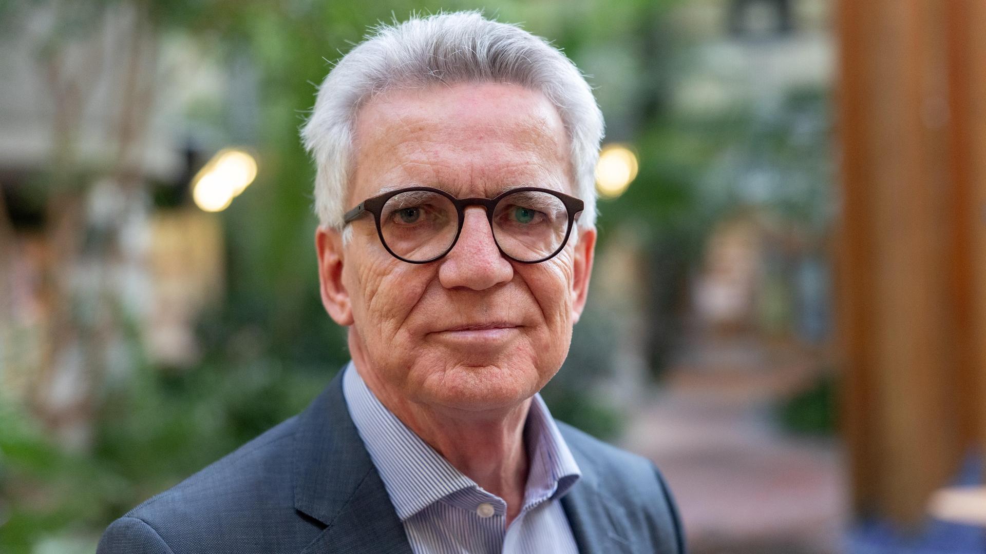Das Bild zeigt einen lächelnden Thomas de Maizière.