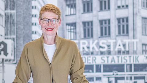 Die Architektin Regula Lüscher steht an einem Geländer