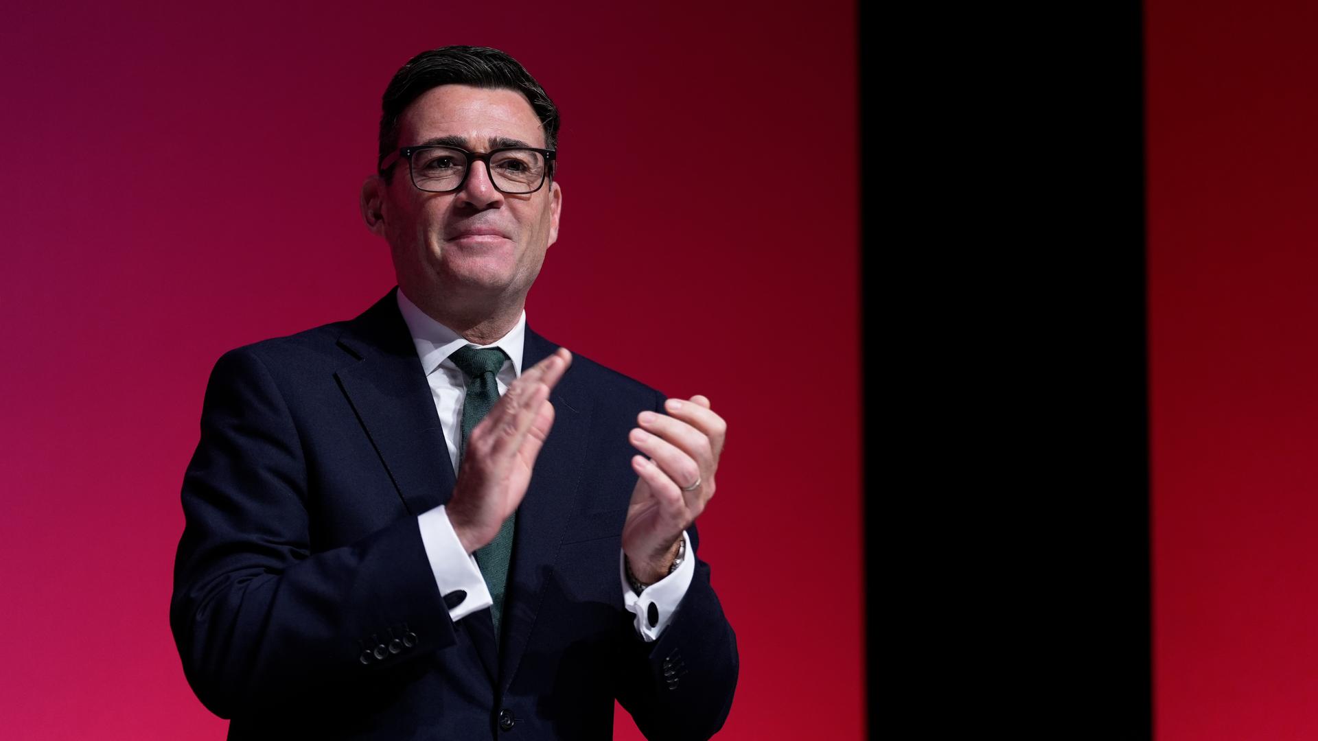 Großbritannien, Liverpool: Der britische Premierminister Andy Burnham applaudiert auf der Bühne zum Abschluss des Parteitags der Labour-Partei im ACC Liverpool.