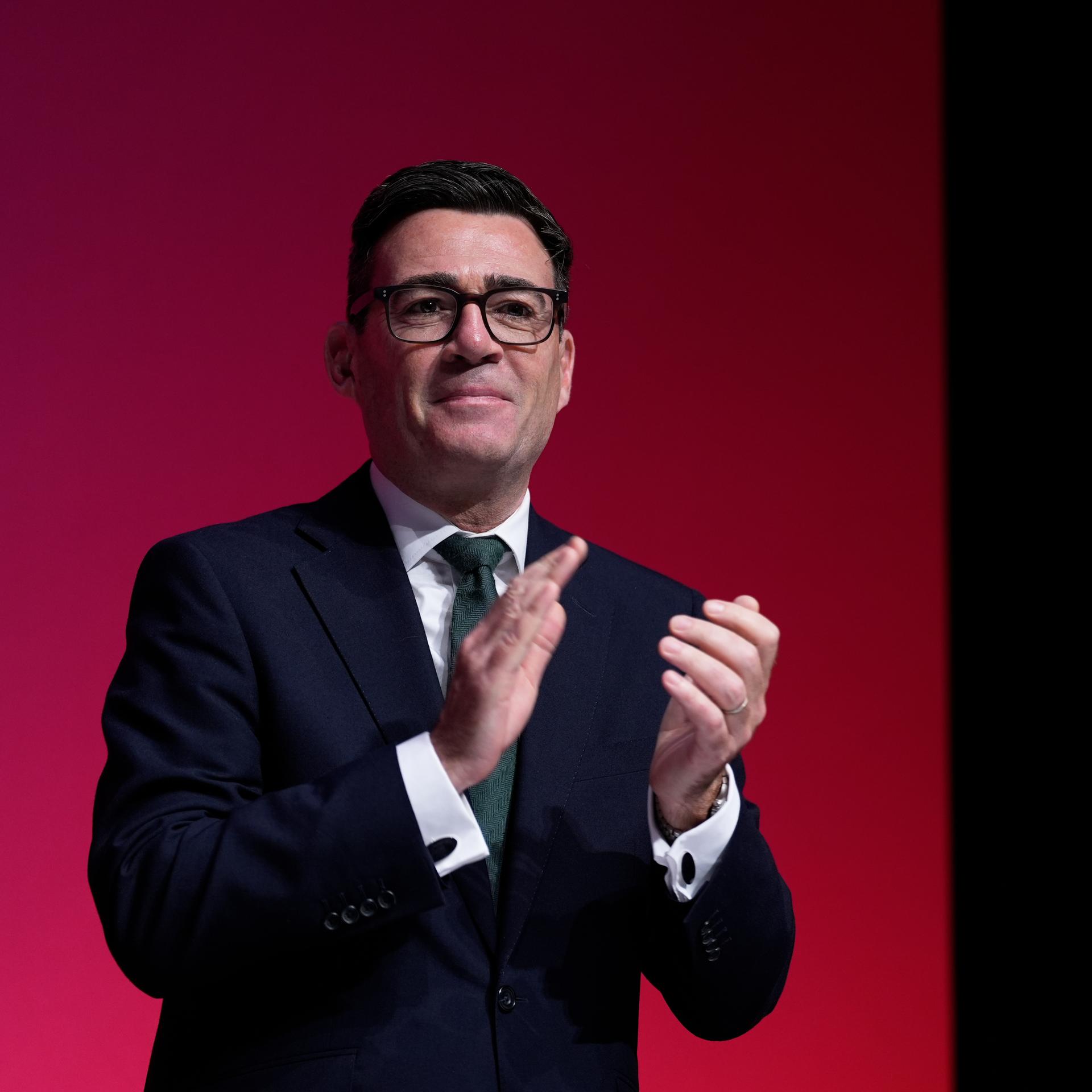 Großbritannien, Liverpool: Der britische Premierminister Andy Burnham applaudiert auf der Bühne zum Abschluss des Parteitags der Labour-Partei im ACC Liverpool.