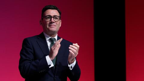 Großbritannien, Liverpool: Der britische Premierminister Andy Burnham applaudiert auf der Bühne zum Abschluss des Parteitags der Labour-Partei im ACC Liverpool.