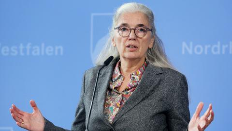 Isabel Pfeiffer-Poensgen steht an einem Rednerpult