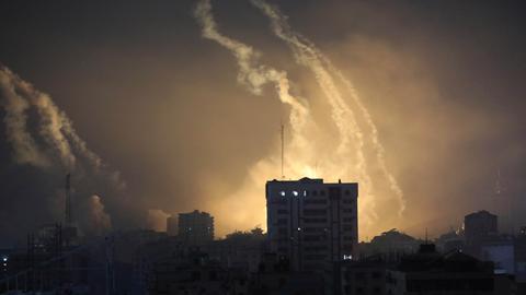 Gebäude, Explosionen und Rauch, verursacht durch israelischen Beschuss in der Nacht im nördlichen Gazastreifen