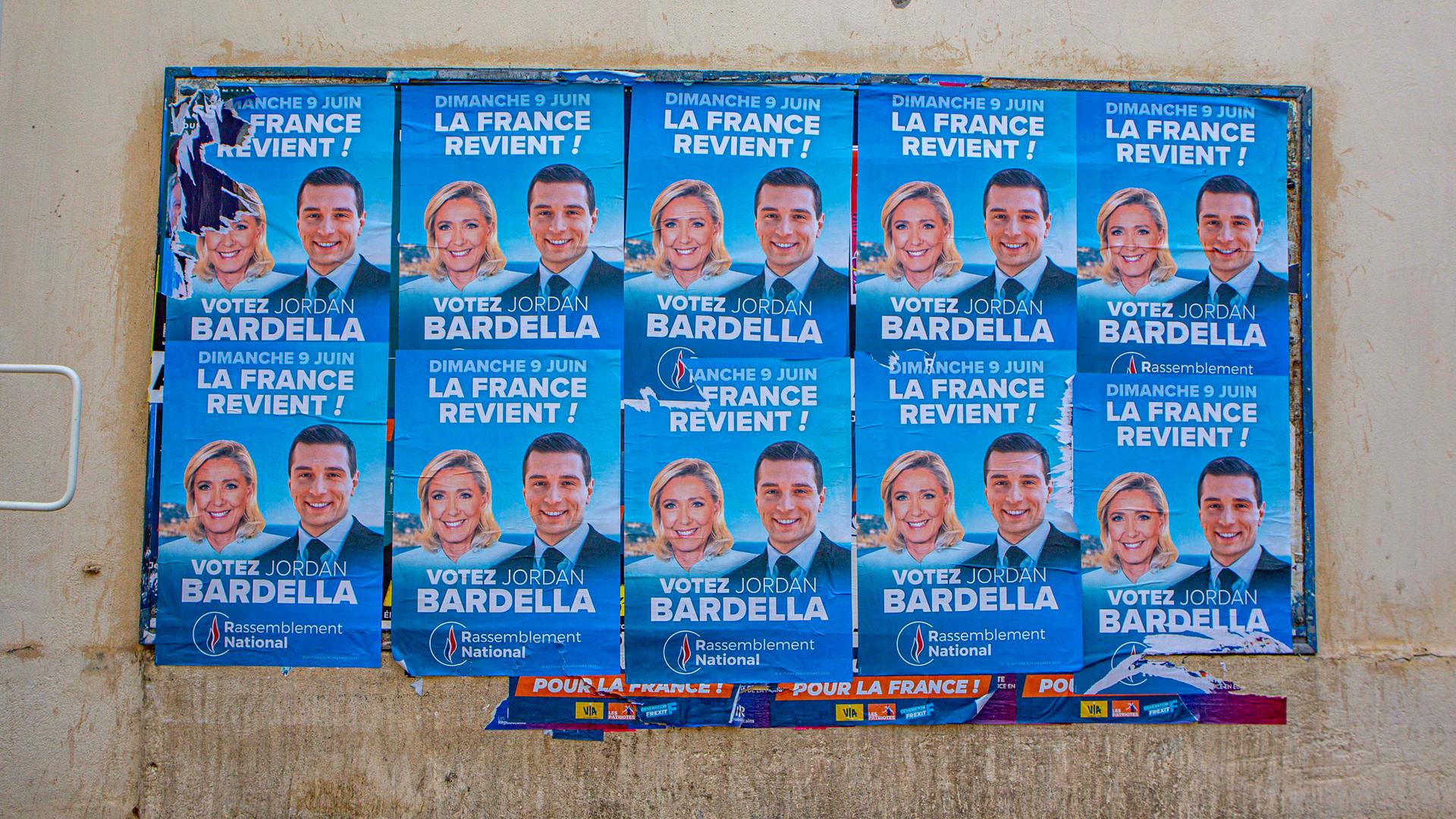 Wahlplakate zur Europawahl am 9. Juni 2024 sind in Frankreich in der Nähe von Saint Remy de Provence zu sehen. Jordan Bardella und Marine Le Pen von der rechtsextremen Partei Rassemblement National sind darauf abgebildet.