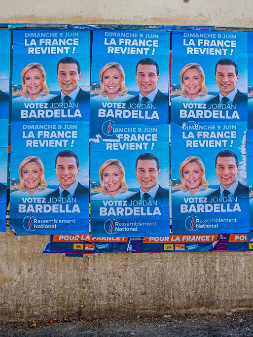 Wahlplakate zur Europawahl am 9. Juni 2024 sind in Frankreich in der Nähe von Saint Remy de Provence zu sehen. Jordan Bardella und Marine Le Pen von der rechtsextremen Partei Rassemblement National sind darauf abgebildet.