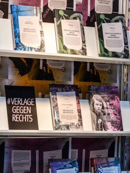 Ein Schild mit der Aufschrift "#Verlage gegen Rechts" steht im Regal eines Standes auf der Leipziger Buchmesse. 