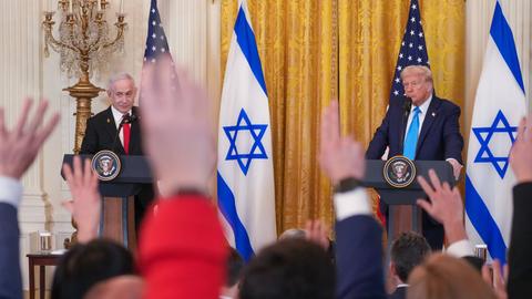 Israels Premier Benjamin Netanjahu und US-Präsident Trump bei einer Pressekonferenz im Weißen Haus Anfang 2025. 