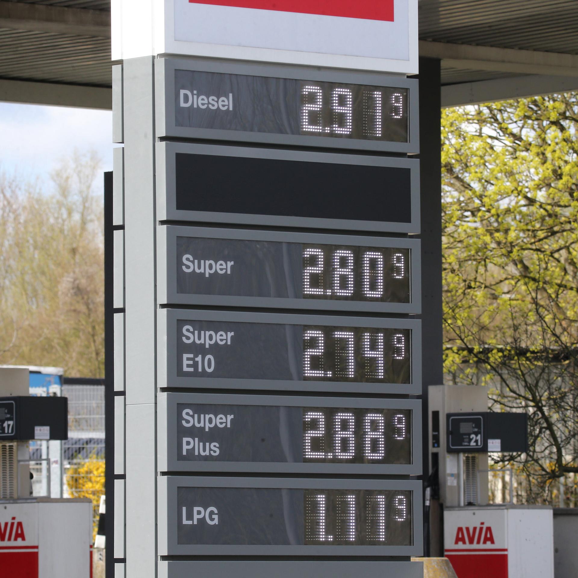 Eine Zapfsäule mit Spritpreisen