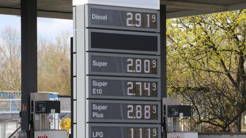 Eine Zapfsäule mit Spritpreisen