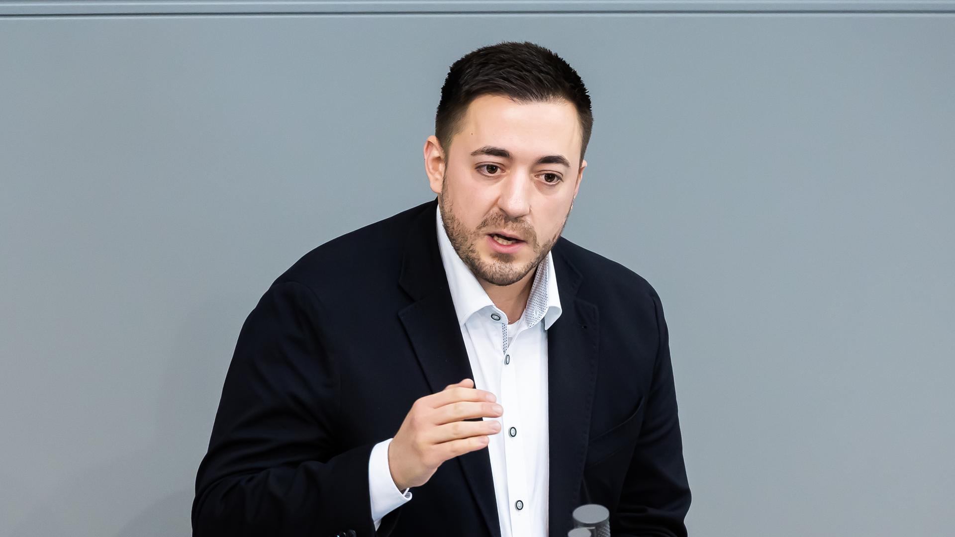 Manuel Gava (SPD), Mitglied des Deutschen Bundestages, spricht im Plenum des Deutschen Bundestages. Auf der Tagesordnung stehen unter anderem Beratungen zum Entwurf eines Steuerentlastungsgesetz 2022, zur Ukrainehilfe und weltweiten Nahrungsmittelversorgung und zur Aufnahme ukrainischer Kriegsflüchtlinge. Manuel Gava (SPD), Mitglied des Deutschen Bundestages, spricht im Plenum des Deutschen Bundestages. Auf der Tagesordnung stehen unter anderem Beratungen zum Entwurf eines Steuerentlastungsgesetz 2022, zur Ukrainehilfe und weltweiten Nahrungsmittelversorgung und zur Aufnahme ukrainischer Kriegsflüchtlinge.