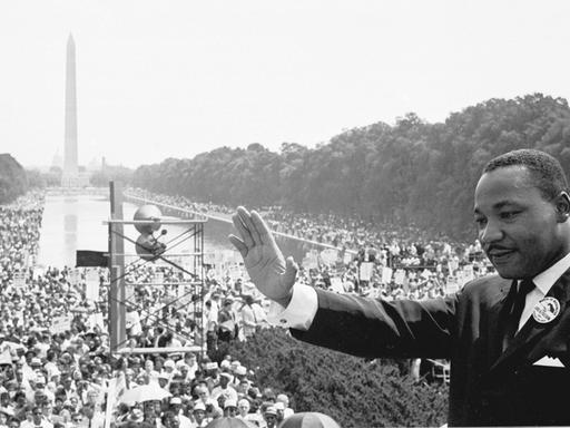 Martin Luther King steht vor einer Menschenmenge am Lincoln Memorial in Washington in den USA.