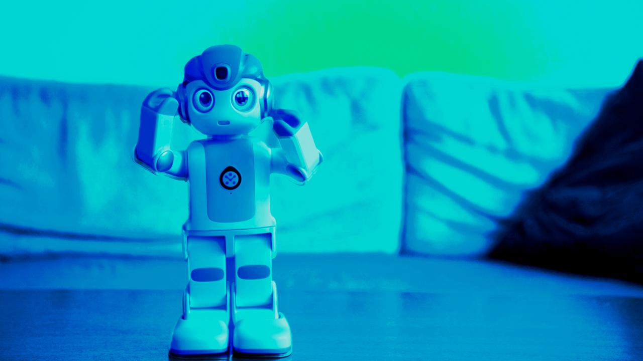 Robin - ein kleiner Roboter steht auf einem Tisch vor einem Sofa