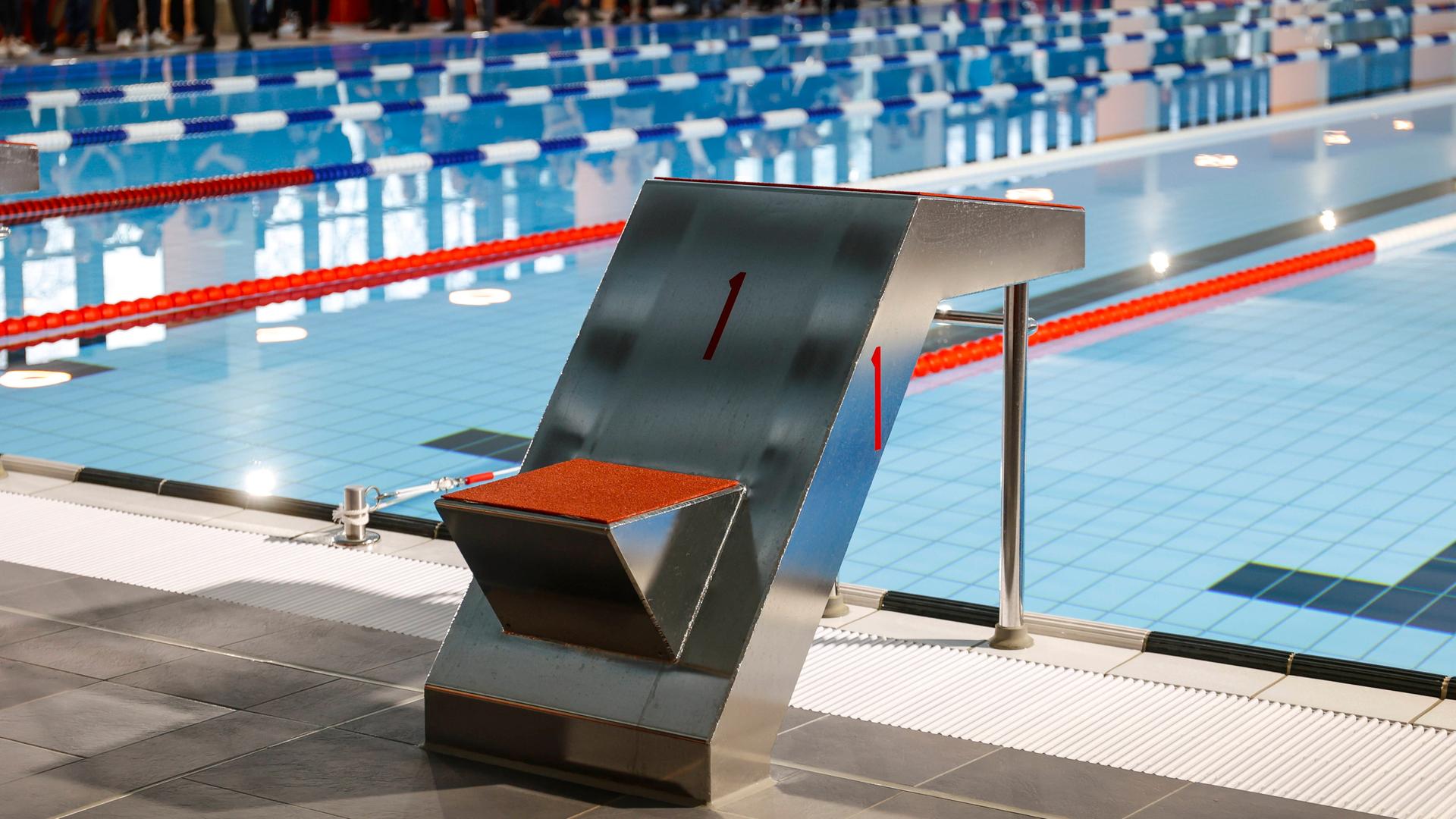 Blick in das Schwimmbecken des wiedereröffneten Stadtbads Tiergarten