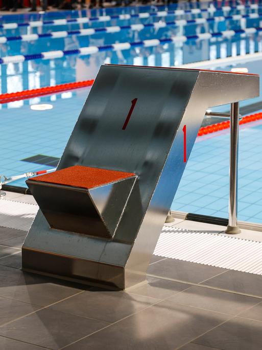 Blick in das Schwimmbecken des wiedereröffneten Stadtbads Tiergarten